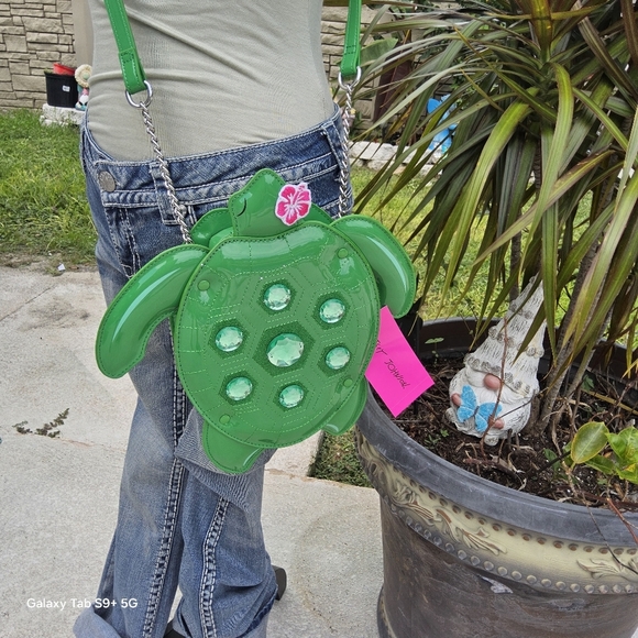 BETSEY JOHNSON GREEN RHINESTONE BETSEY JOHNSON TURTLE CROSSBODY - Picture 5 of 5